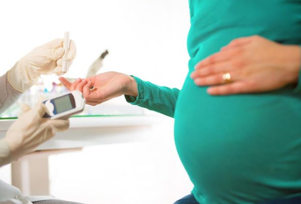 المشكلات الصحية التي تصيب المرأة الحامل المصابة بالسكري وجنينها