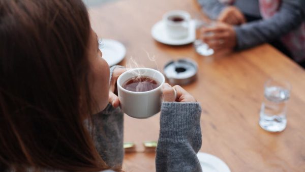 تفسير رؤية شرب الشاي في المنام للفتاة العزباء