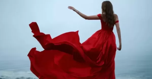 تفسير الفستان الأحمر في المنام للعزباء