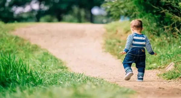 تفسير حلم رؤية طفل صغير يمشي للمتزوجه لابن شاهين