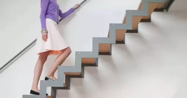 تفسير صعود الدرج بخوف