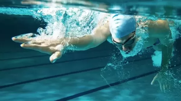 تفسير حلم السباحة والغوص في المسبح