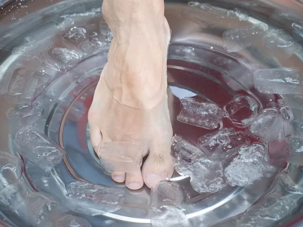 اضرار وضع القدمين في الماء البارد