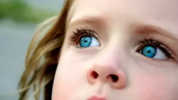 العيون الزرقاء في المنام